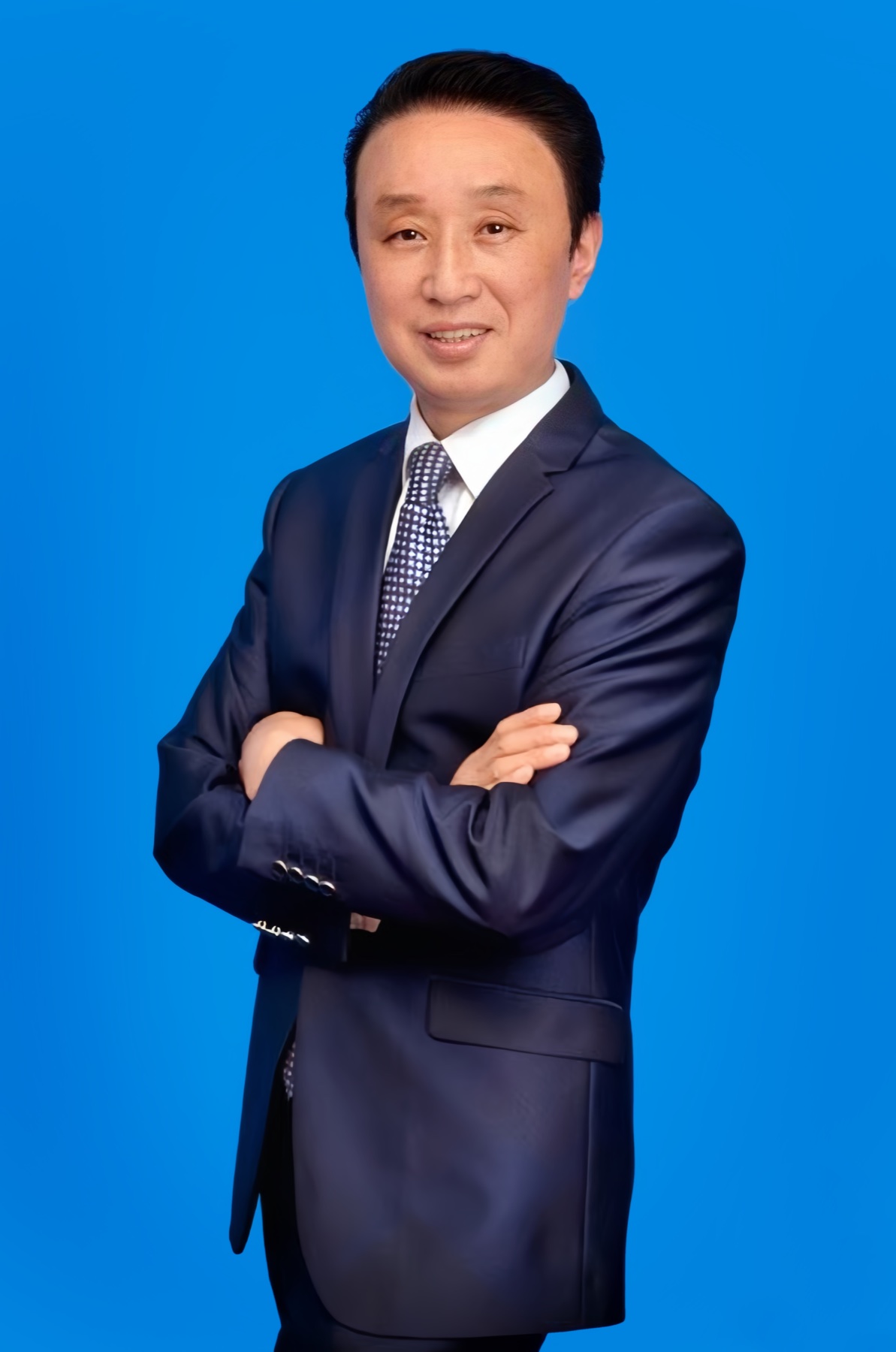 汪明旺先生身着西装的肖像